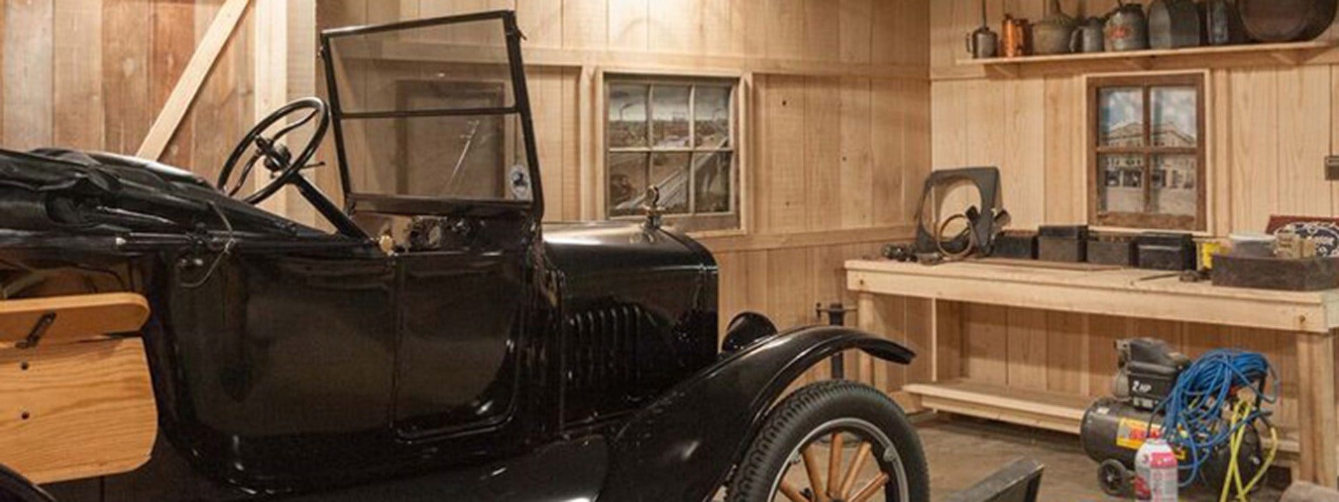 Spännande projekt från USA: Ett Ford bilmuseum i form av ett vintage-garage